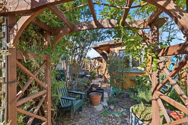 Building Photo - 820 Almar Ave