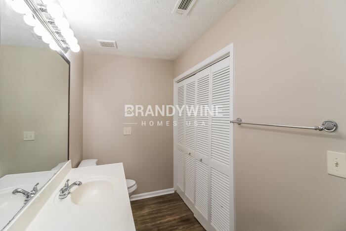 Building Photo - 6057 Dorchester Dr