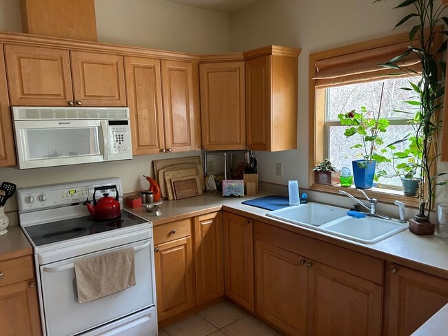 Building Photo - 3 bedroom home with deck views of the lake and mountains in Lakeside!