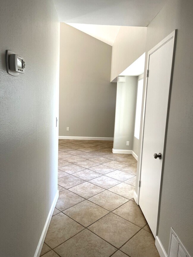 Building Photo - 1525 W Country Club Ln