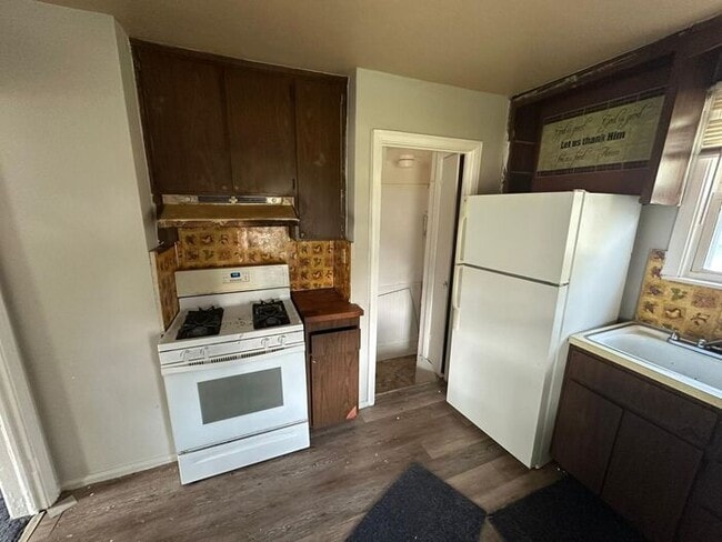 Building Photo - Beautiful 3 bedroom Bungalow with Garage