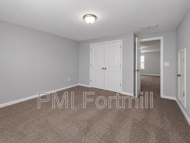 Building Photo - 1015 Albany Park Dr