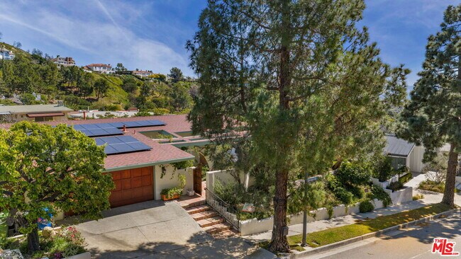 Building Photo - 1336 Bienveneda Ave