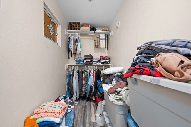 Building Photo - Spacious bedrooms!