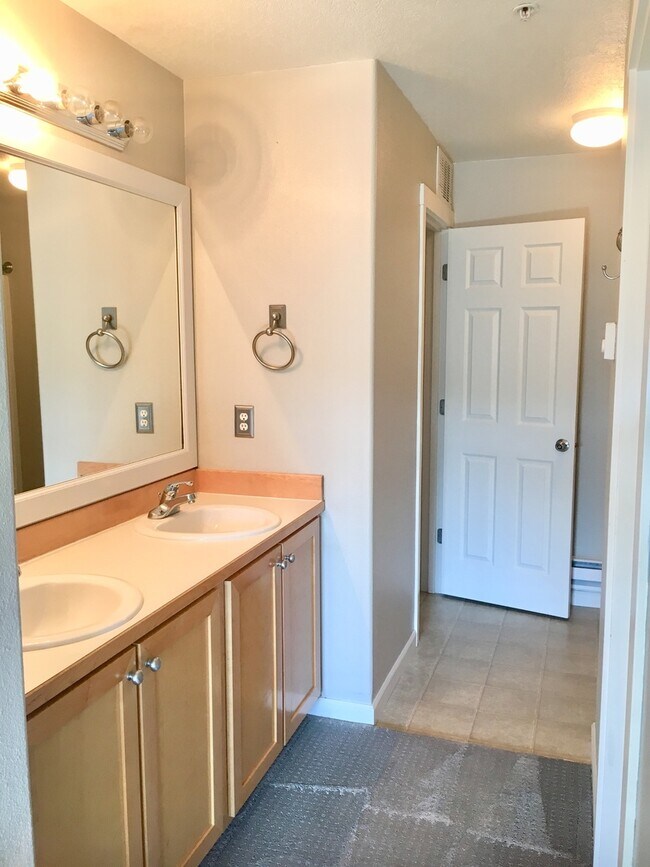 Building Photo - Gorgeous 2BD Condo in Desirable Progress Ridge Location!  High End Finishes, Great View!