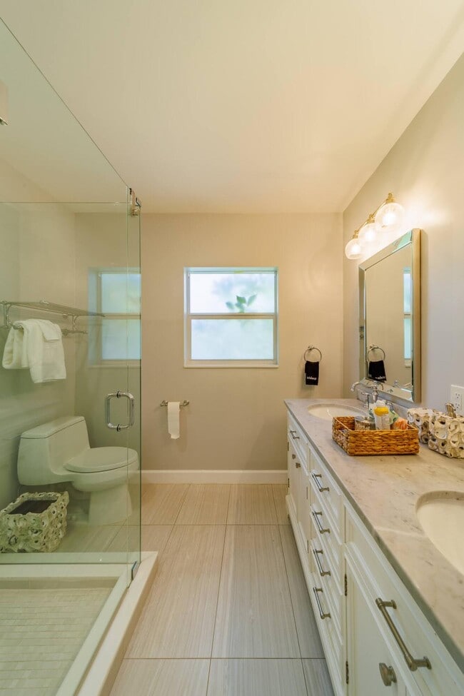 Building Photo - 225 Russlyn Dr