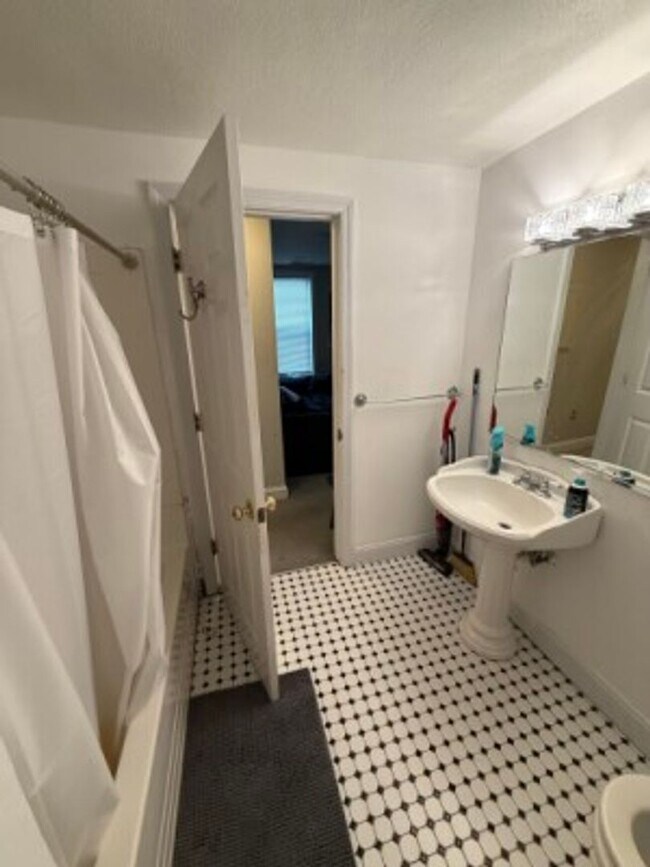 Building Photo - Southie 3 Bed Apartment - NO FEE - 9/1