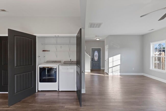 Building Photo - Close to Air Station/Camp Lejeune