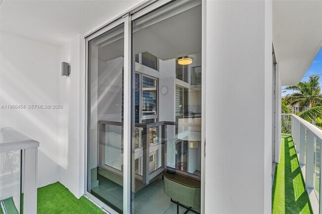 Building Photo - 9901 E Bay Harbor Dr