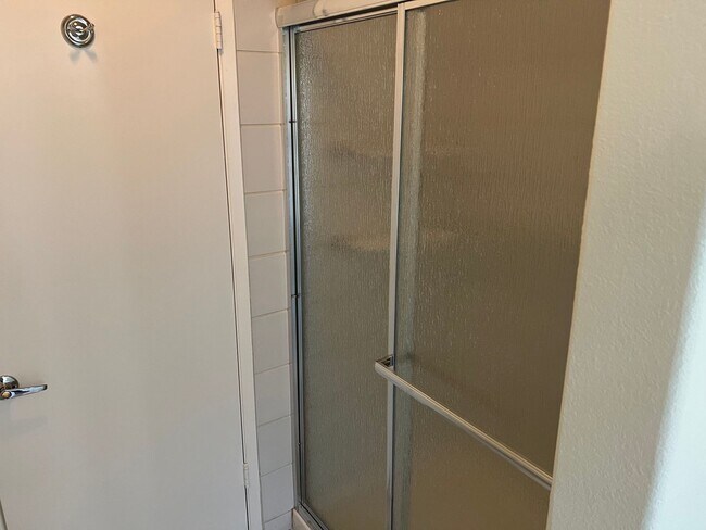 Building Photo - Las Vegas Country Club. Modernized and Upg...