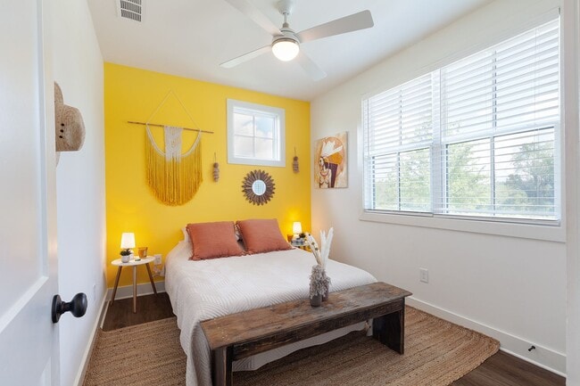Building Photo - Stylish End-Unit Townhome Minutes From Gra...