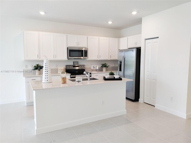 Building Photo - 390 SE Crossoak Ln