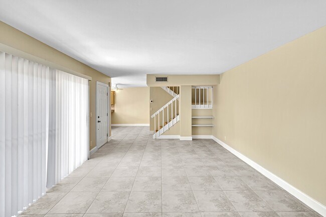 Building Photo - 3113 San Fernando Dr