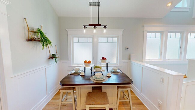 Building Photo - Spacious 4 Bed and 3 Bath Home in Coronado...