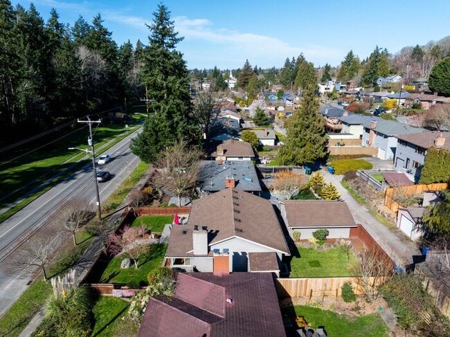 Building Photo - Elegant and Spacious Air-Conditioned Lincoln Park Rambler