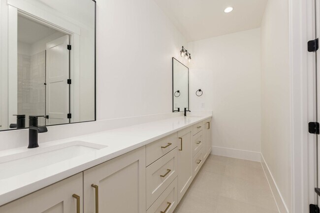 Building Photo - Beautiful 5 bed 4 bath home in Desert Cany...