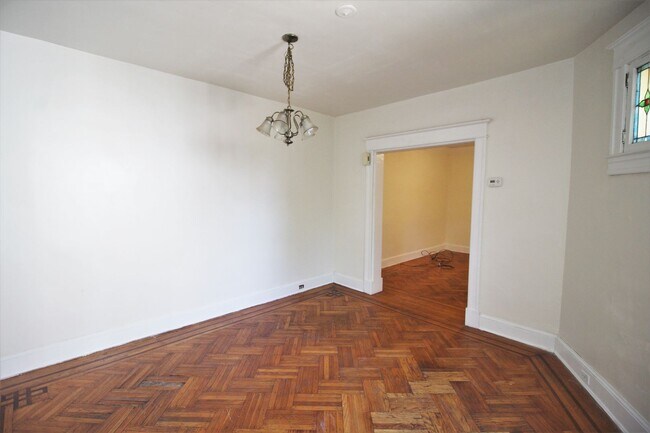 Building Photo - 2026/2027 JHU Off-campus housing for 2019 5bd/2ba w/ W/D! Available 6/15/26