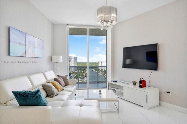 Building Photo - 15811 Collins Ave