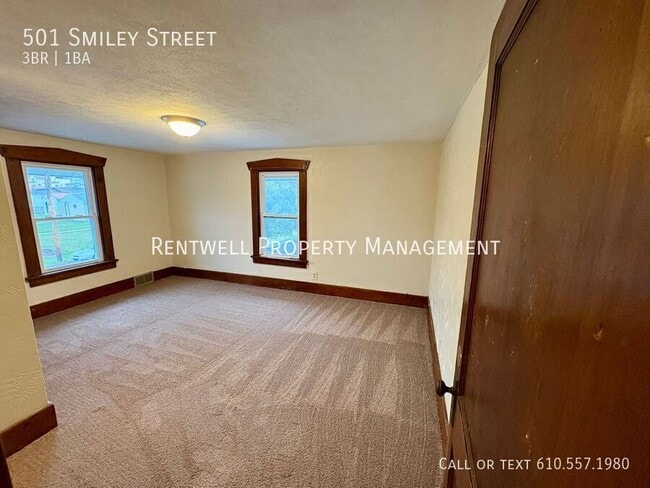 Building Photo - 501 Smiley St