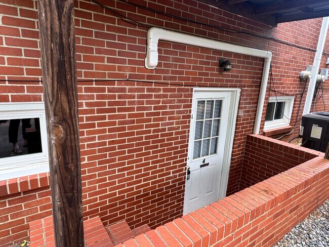 Building Photo - Spacious 1 Bedroom Apartment - Will keep you cool this summer!