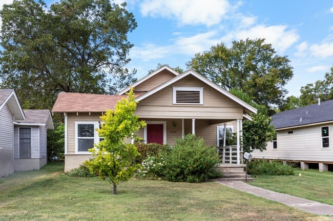 Building Photo - Available Now! Charming 2 Bed / 2 Bath Craftsman Home Near Downtown Waco
