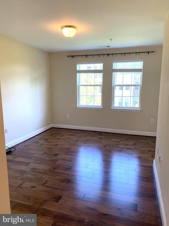 Building Photo - 400 Symphony Cir