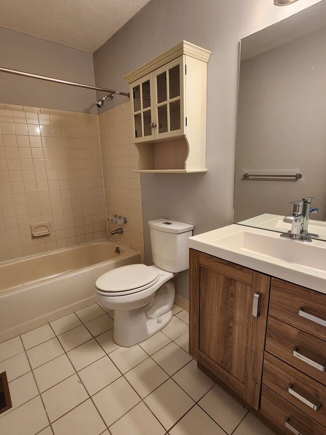 Building Photo - Expanded End Unit Condo