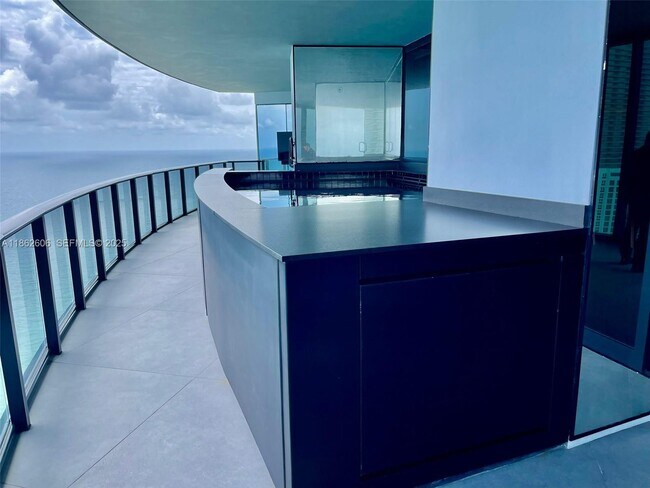 Building Photo - 18555 Collins Ave