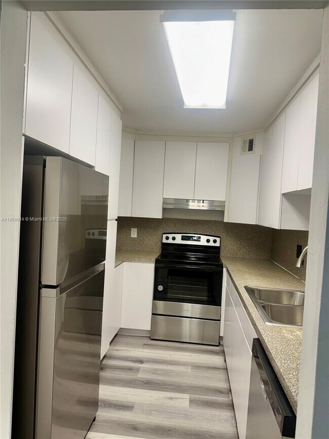 Building Photo - 8650 SW 149th Ave