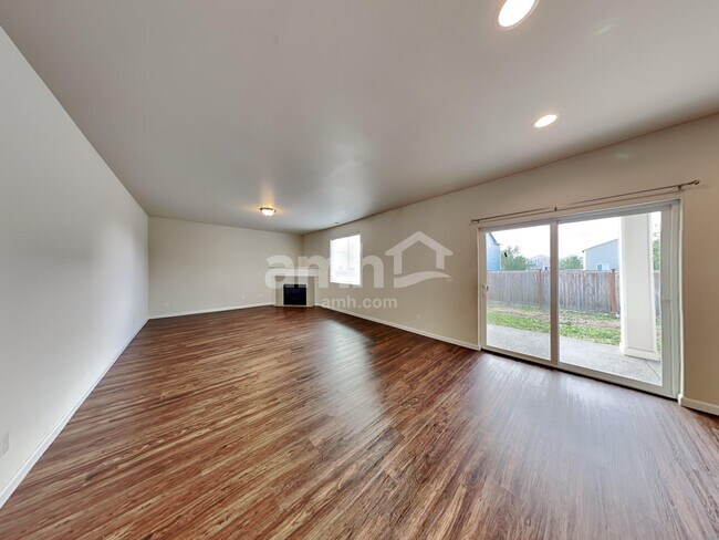 Building Photo - 2748 Moore Ave