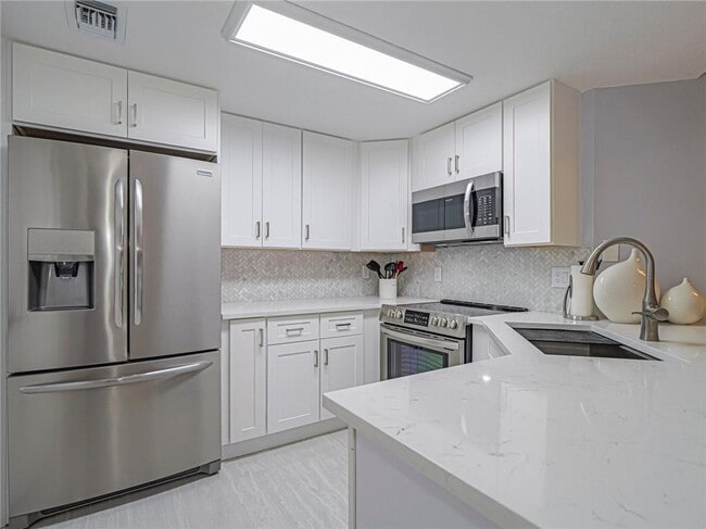 Building Photo - 5080 Fairways Cir