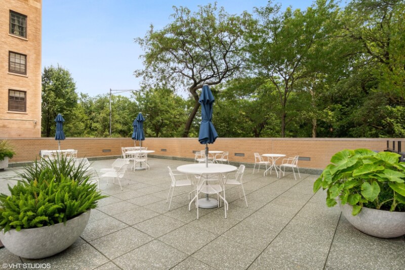 Building Photo - 2400 N Lakeview Ave