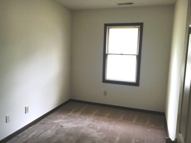 Building Photo - Hoggard school district, 6 Bedrooms, 2 Car...