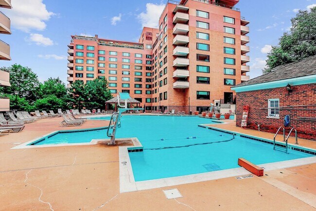 Building Photo - 1121 Arlington Blvd