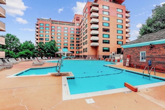 Building Photo - Charming & Bright Studio at River Place North