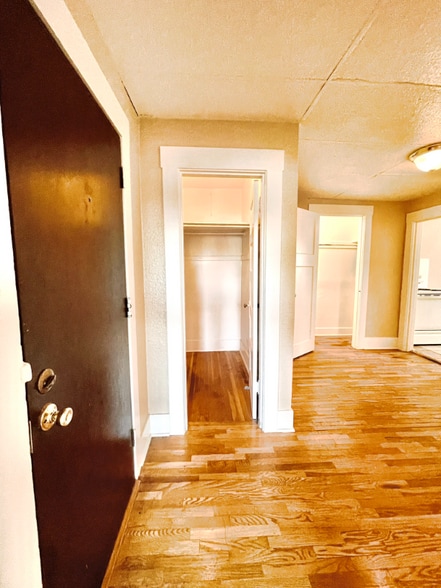 Building Photo - 901 N M St