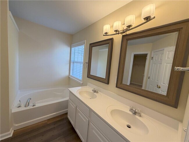 Building Photo - 4680 Creekside Villas Way