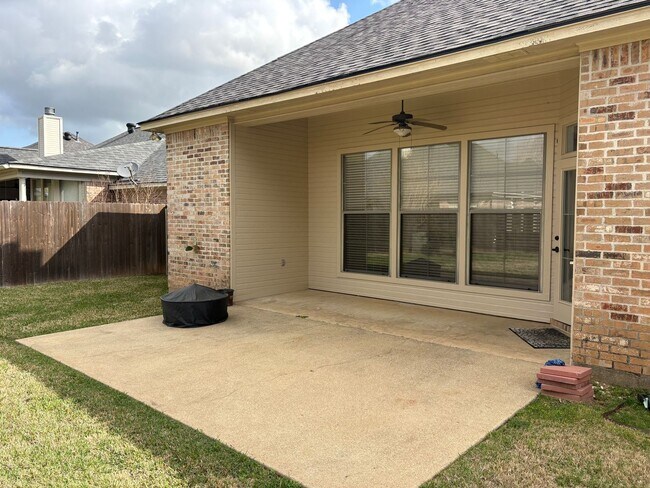 Building Photo - Great Gated Community Home