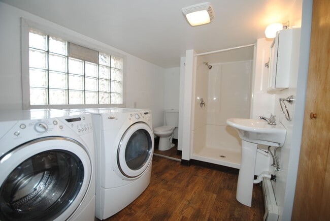 Building Photo - Spacious & centrally located 4 bed / 3 bath house FOR RENT