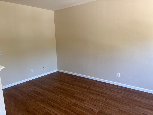Building Photo - Townhome with city views
