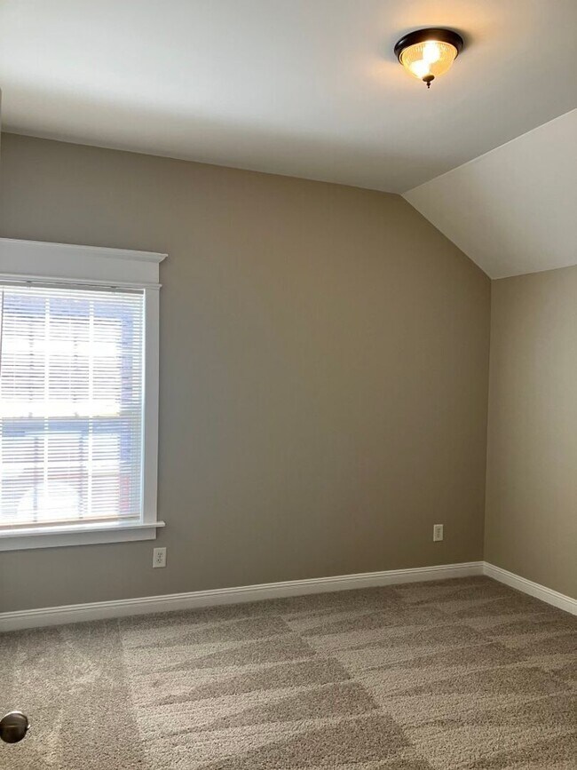 Building Photo - Spacious home in Brentwood