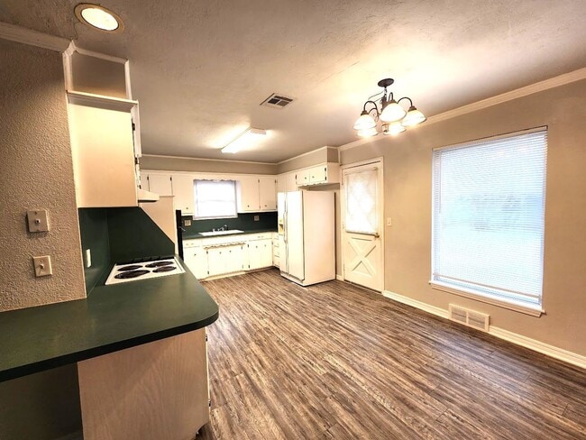 Building Photo - 3 Bed 1.5 Bath 1 Car Garage in the Henders...