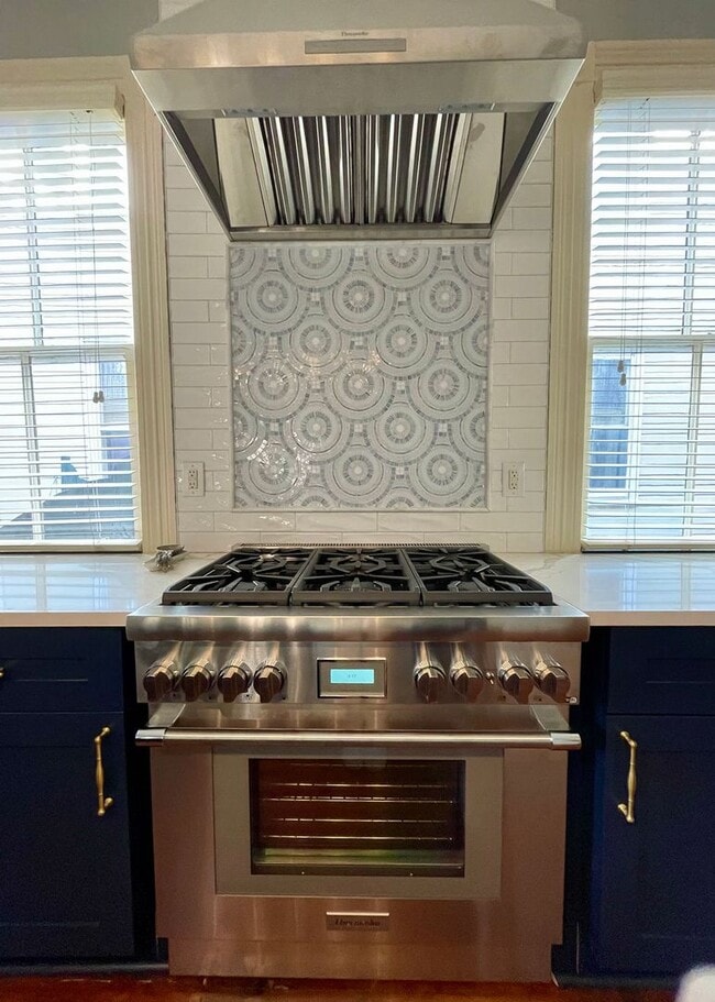 Building Photo - Available for lease May-September 2026. Stunning Fully-Furnished 3 BR/2.5 BA Available in the Hea...