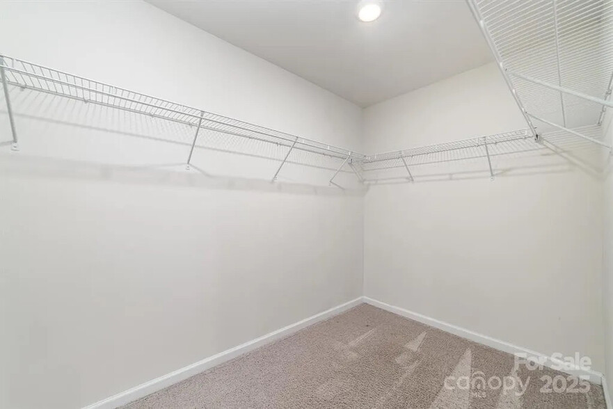 Building Photo - Room in House on Eastcott Ave