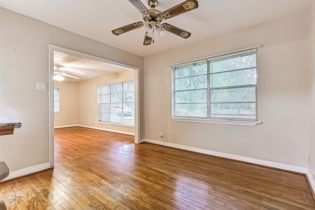 Building Photo - 6425 N Ridgecrest Dr