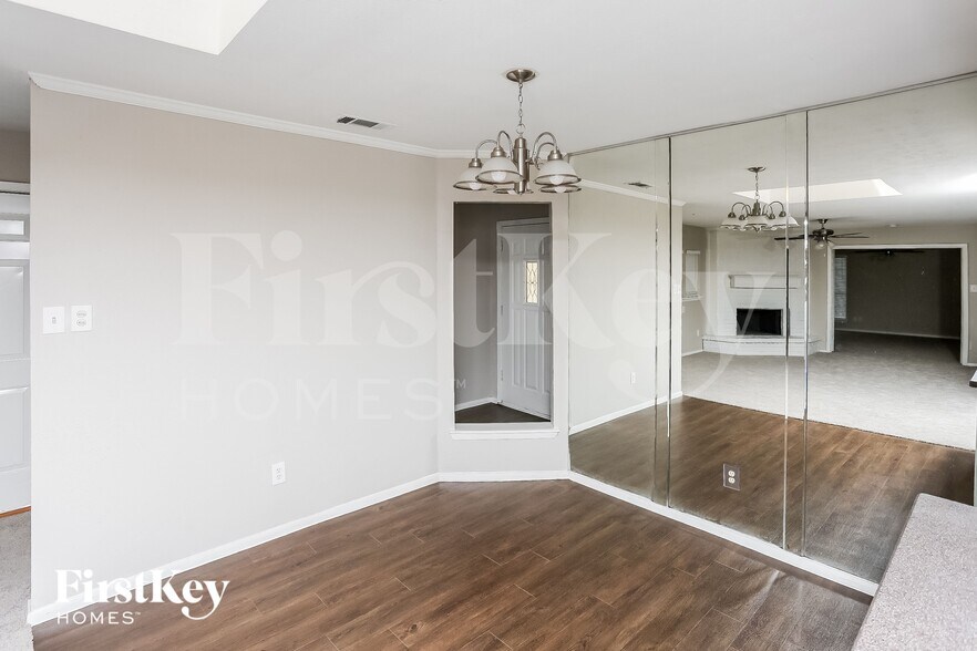 Building Photo - 5614 Sarasota Dr