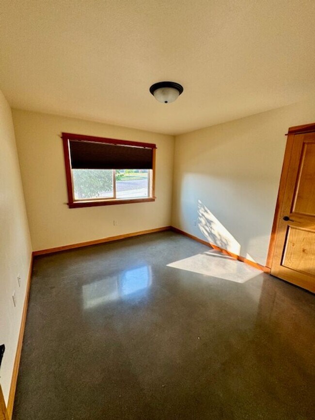 Building Photo - 3-Bedroom, 2-Bathroom Single-Level Home in Bozeman, MT