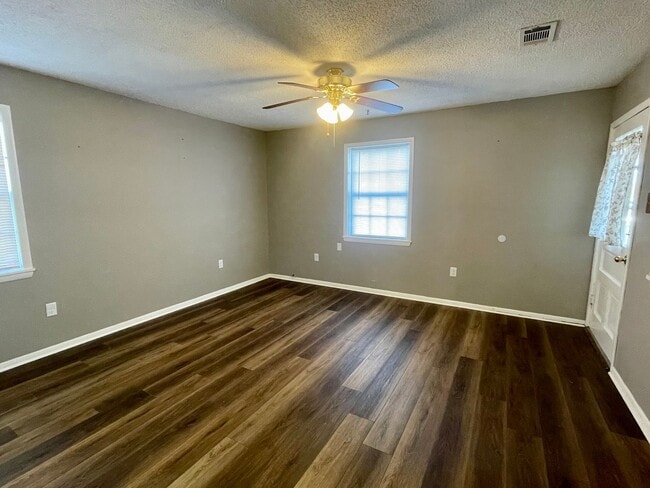 Building Photo - 3/2 on 5 Acres!