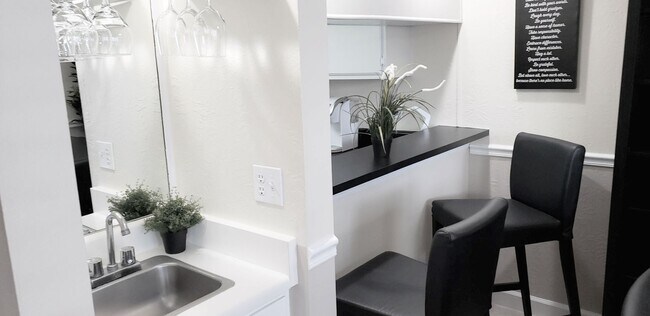 Building Photo - Beautiful  Furnished 1/1 condo x Rent  in Winter Park Next to Full Sail University !