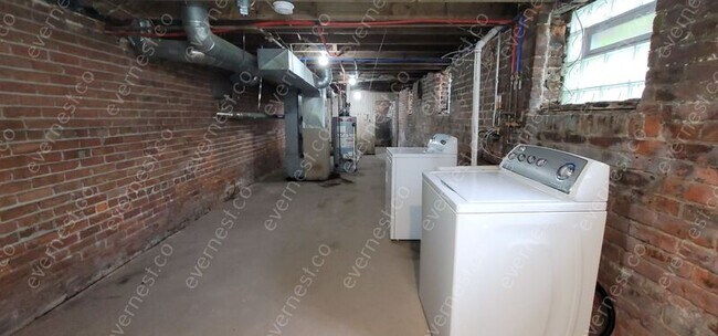 Building Photo - 1468 Baldwin St